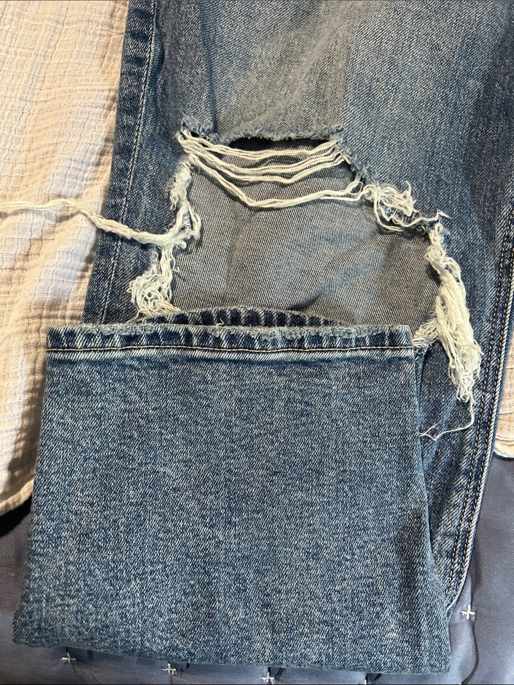 American Eagle Mom Jean Strigid  Lt Blue Ripped Slim-Straight Size 14 XSHORT - Picture 9 of 10
